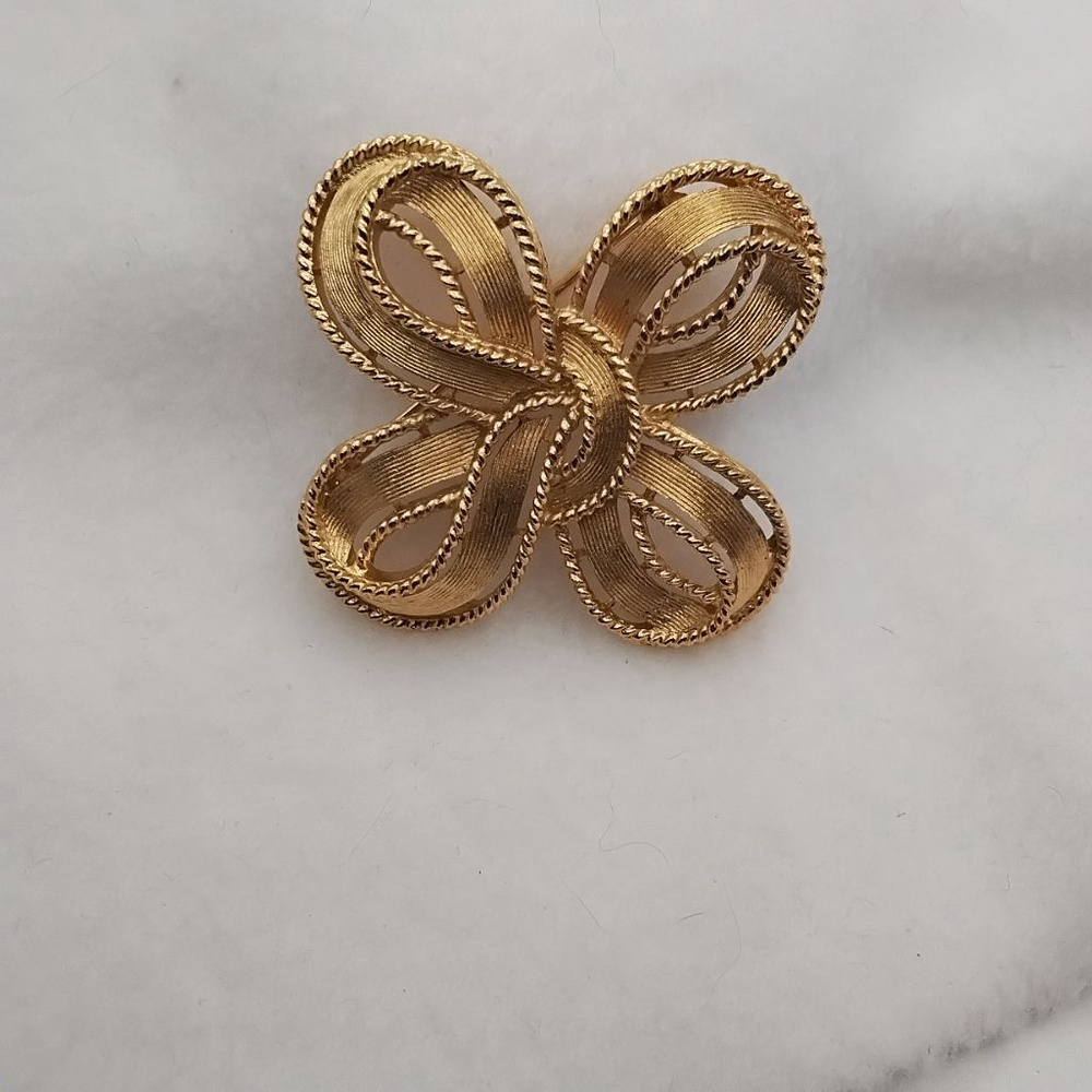 Vintage Trifari Gold Tone Brooch โข 1950s Ribbon Loop Pin โข Mid Century Modern